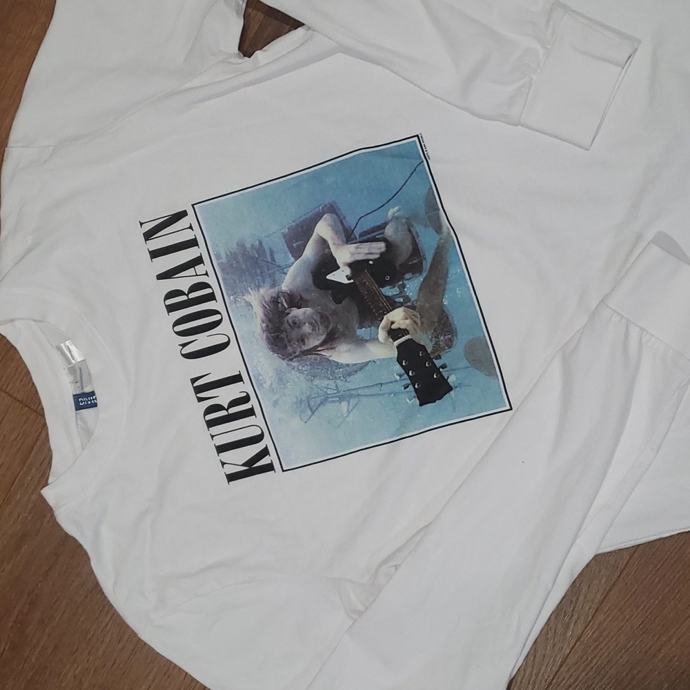 DIVIDED KURT COBAIN tshirt.     #4517